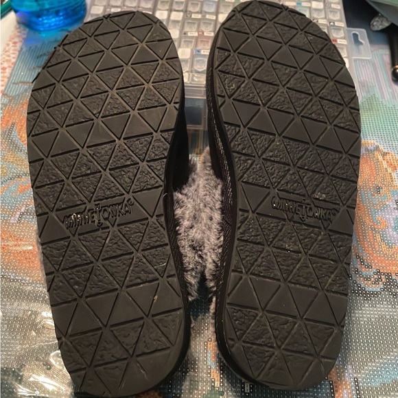 minnetonka black and gray fuzzy slippers - Picture 3 of 3